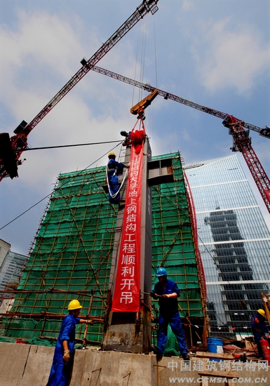 上海紐約大學(xué)地面首根鋼柱吊裝